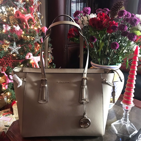 Michael Kors Handbags - Authentic Michael Kors Voyager leather Tote bag
